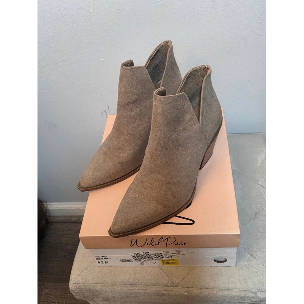 Wild Pair Leilani Beach Khaki Pointed Toe Suede Ankle Booties, Sz 9.5 NIB